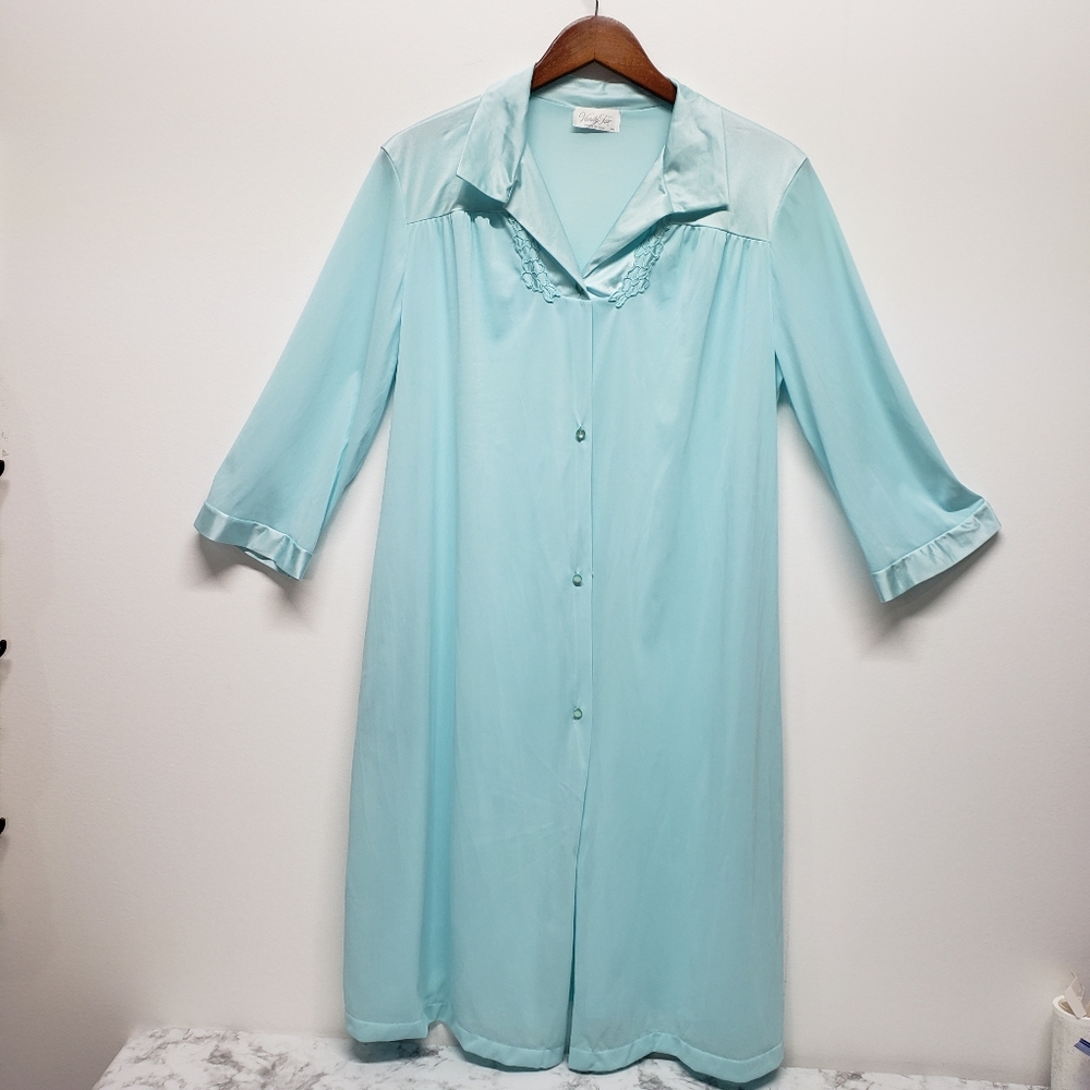 Vintage Vanity Fair Embroidered Button Down Nightgown Size Medium 3/4 Sleeve